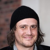 Jason Segal bau mulut karena kebiasaan merokok. Lawan main Jason, Alison Hannigan dalam serial How I Met Your Mother pun pernah mengatakan tidak mau melakukan adegan ciuman dengannya kecuali Jason berhenti merokok. Foto: Getty Images/Tim P. Whitby