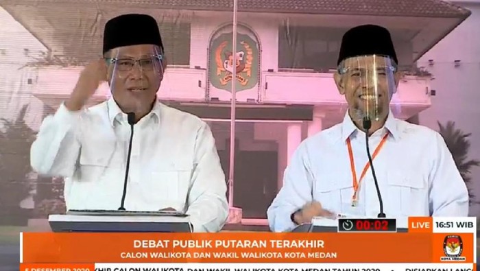 Akhyar Nasution dan Salman Alfarisi saat debat Pilkada Medan (dok. Facebook KPU Medan)