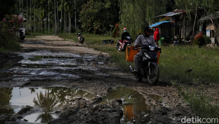 Jalan di Rupat yang masih belum mulus.