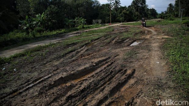 Jalan di Rupat yang masih belum mulus.
