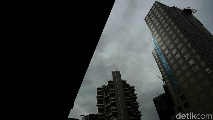 Awan Mendung Selimuti Langit Jakarta Sempat viral langit Jakarta kian membiru, namun hari ini, Sabtu (12/5) awan mendung terlihat menyelimuti Ibu Kota.