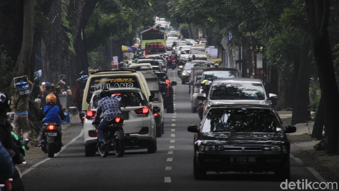 Arus wisatawan menuju Lembang terpantau ramai pada Sabtu (5/12). Padahal, saat ini masuk ke dalam zona merah dengan risiko penularan COVID-19 yang tinggi.