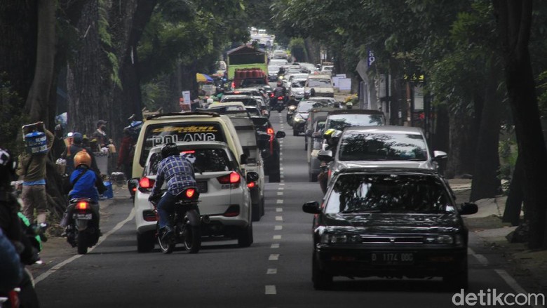 Bandung Zona Merah, Arus Wisatawan Rame Banget Arus wisatawan menuju Lembang terpantau ramai pada Sabtu (5/12). Padahal, saat ini masuk ke dalam zona merah dengan risiko penularan COVID-19 yang tinggi.