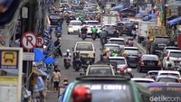 Pantauan detikcom dari Pasteur, Sukajadi hingga Ledeng antrean kendaraan terjadi di sejumlah titik. Sedianya, Kota Bandung pun masuk ke dalam zona merah dalam laporan Satgas COVID-19 Provinsi pada 29 November 2020. Yudha Maulana/detikcom.