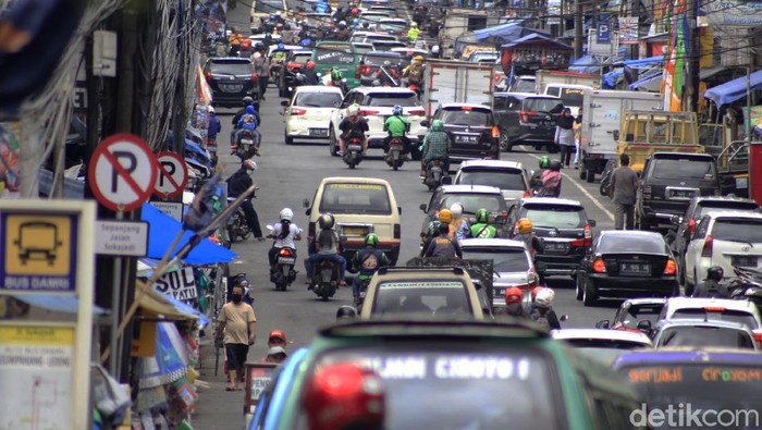 Bandung Zona Merah, Arus Wisatawan Rame Banget Arus wisatawan menuju Lembang terpantau ramai pada Sabtu (5/12). Padahal, saat ini masuk ke dalam zona merah dengan risiko penularan COVID-19 yang tinggi.