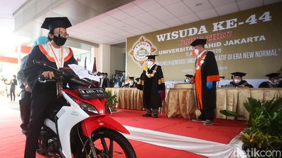 Bangga ! Driver Ojol Ini Wisuda Lho