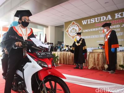 Bangga ! Driver Ojol Ini Wisuda Lho