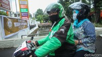 Farhan pun datang dengan membonceng ibundanya, setibanya di depan panggung wisuda ia lantas membuka seragam ojek onlinenya.
