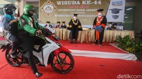 Hasil dari menarik ojol tersebut 100% ia gunakan untuk membiayai perkuliahan di kampus Usahid, Jakarta.