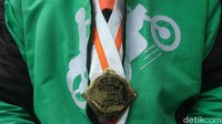 Sejak bergabung bersama ojol sejak tahun 2016 hingga kini ia membagi waktunya dengan baik, seperti saat jeda kelas dan sepulang perkuliahan ia manfaatkan untuk menarik ojek online. Meski lulus dengan 10 semester ia tetap bangga karena dapat membiayai sendiri perkuliahannya tanpa membebani orang tua.