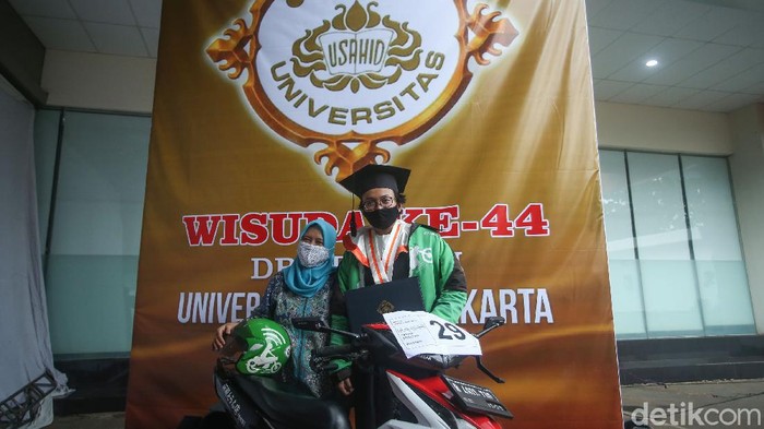 Bangga ! Driver Ojol Ini Wisuda Lho Farhan Dzulfiqar yang dikenal akrab oleh dosen dan mahasiswa sebagai driver ojek online tersebut bangga menghadiri wisuda dengan mengenakan seragam ojol.