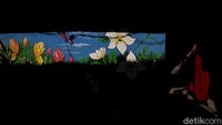 Dengan blusukan itu, Dita yakin akan menemukan sesuatu yang menarik untuk difoto, seperti memotret berkas cahaya yang masuk dengan perpaduan mural ciamik ini salah satunya.