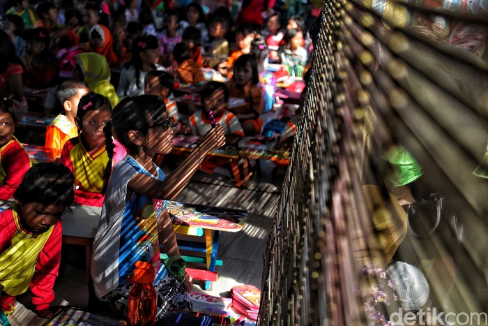 Utara Jakarta bisa menjadi salah satu tempat yang asyik untuk para pegiat fotografi. Cahaya pagi ataupun senja jadi alternatif untuk melukis indahnya Jakarta.

Seperti beberapa kumpulan foto karya fotografer detikcom Pradita Utama yang memang dalam kesehariannya bertugas di kawasan Utara Jakarta.