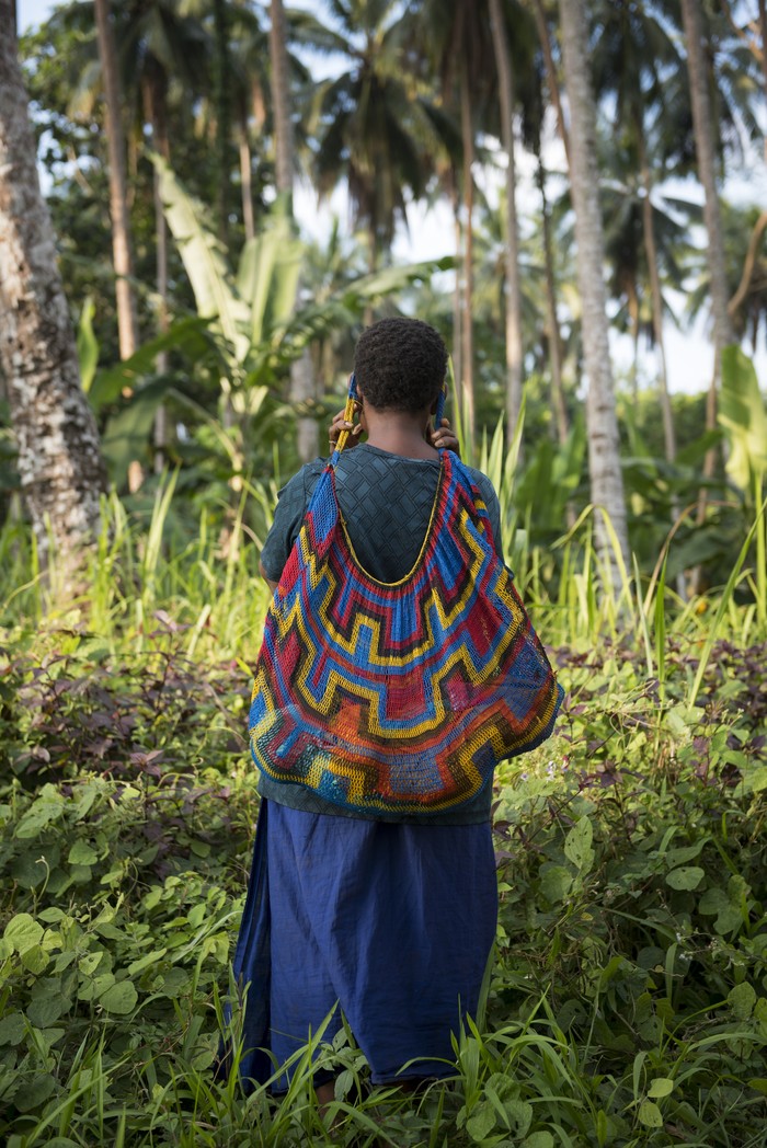 Seorang perempuan PNG menggendong anaknya yang berumur 6 bulan dengan bilum di Desa Kudk, Pulau Karkar, Provinsi Madang, Papua new Guinea. Bilum adalah tas tradisional PNG.