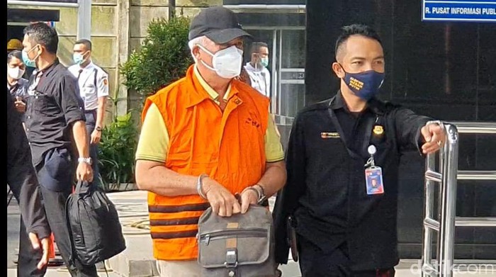 Bupati Banggai Laut Wenny Bukamo tiba di KPK.