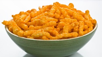 Camilan bermacam bentuk halusinasi. Kadang halusinasi kita membuat mata seperti melihat bentuk sesuatu pada sebuah benda, termasuk camilan. Nah, di internet ada yang menjual camilan Cheetos yang diklaim berbentuk mirip Superman terbang, Dorito seperti paus, bahkan kepingan Cornflake seperti peta Australia. Foto: Getty Images/iStockphoto/Juanmonino
