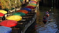 Warga juga bisa duduk di sepanjang River Wall sambil memperhatikan para pendayung kayak.