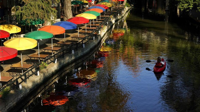 River Wall San Antorio kini membuka wisata mendayung kayak. Wisatawan bisa menghabiskan akhir pekannya dengan duduk santai atau ikut mendayung kayak.