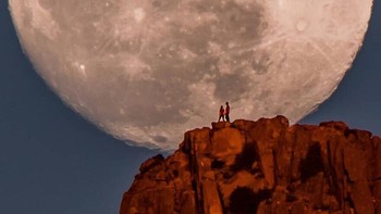 Karena faktanya, foto-foto Bulan hasil jepretannya memang tidak di-Photoshop. Cooley banyak bermain dengan berbagai trik untuk menonjolkan kecantikan Bulan dan membuatnya tampak lebih besar dibandingkan benda lain di sekitarnya. Foto: Zachcooleyphoto via Bored Panda