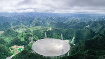 Teleskop Five-hundred-meter Aperture Spherical Teleskop (FAST) dengan ukuran buatan China merupakan teleskop radio single aperture terbesar di dunia. Foto: istimewa