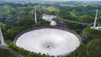 Teleskop Arecibo dikenal karena ukurannya yang besar. Piring penerima utama yang disangga oleh kabel-kabel baja mempunyai garis tengah 305 meter menjadikannya yang terbesar di dunia. Permukaan piring penerimanya terdiri dari 38.778 panel aluminium yang masing-masing berukuran sekitar 1x2 meter. Foto: istimewa
