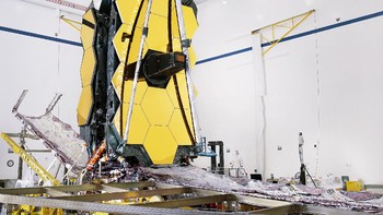 Teleskop luar angkasa James Webb (James Webb Space Telescope, disingkat JWST), sebelumnya dikenal dengan Next Generation Space Telescope (NGST), merupakan observatorium angkasa yang dioptimalkan untuk pengamatan dalam spektrum inframerah dan merupakan pengganti dari Teleskop Hubble dan Teleskop Spitzer. Foto: istimewa
