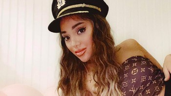 Gabi DeMartino terseret skandal pada 2020 setelah foto-foto masa kecilnya yang tidak pantas diunggah di OnlyFans, memicu tuduhan melibatkan konten terkait anak di bawah umur. Akibatnya, ia diblokir dari platform tersebut dan kehilangan banyak pelanggan. Foto: (Instagram)
