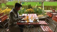 Selain memiliki suara merdu, Joshua juga tidak bisa lepas dari hobinya traveling. Tak terhitung sudah berapa negara yang dikunjunginya. Kalau ini momennya saat tengah sarapan  di Swiss. Foto: Instagram @joshua_march