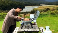 Kalau ini keseruan Joshua saat mencoba memanggang sosis dan beberapa daging lainnya saat ia tengah berada di New Zealand. Foto: Instagram @joshua_march