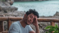 Liburan ke Bali, Joshua berposes santai saat baru bangun tidur. Meski sudah minum kopi, tapi ia tetap membutuhkan lebih banyak kopi. Foto: Instagram @joshua_march