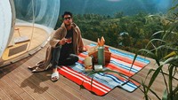 Ngeteh nyantai dengan pemandangan gunung dan panorama Bali yang indah. Acara piknik kekinian Joshua ini jadi terlihat semakin keren. Foto: Instagram @joshua_march