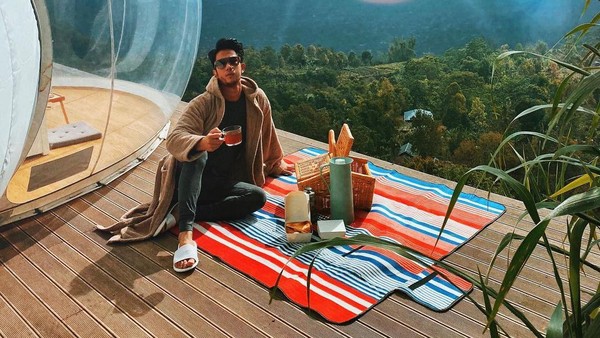 Gantengnya Joshua March, Penyanyi Keren yang Hobi Ngopi