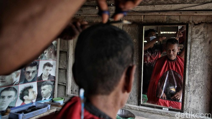 Aktivitas ekonomi di kawasan Rupat, Bengkalis, Riau, berjalan normal. Warga Rupat memiliki cara tersendiri utnuk mencari nafkah. Penasaran?