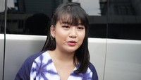 Hiasan anting di salah satu telinganya mempermanis penampilannya. Foto: (Noel/detikcom)