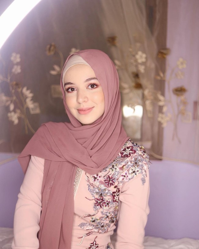 Ihssane Benalluch dikenal sebagai seorang YouTuber. Wanita asal Maroko itu pun semakin populer karena wajahnya yang cantik. Foto: Instagram @ihssanebenalluch