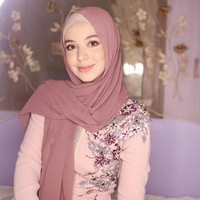 Ihssane Benalluch dikenal sebagai seorang YouTuber. Wanita asal Maroko itu pun semakin populer karena wajahnya yang cantik. Foto: Instagram @ihssanebenalluch