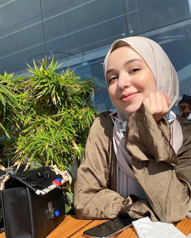 Ihssane Benalluch yang berusia 23 tahun telah membagikan konten kreatif sejak 2015. Ia pun mengekspos berbagai hal mulai dari ilmu pengetahuan, gaya hidup hingga traveling. Sayangn berbagai video Ihssane belum didukung dengan terjemahan. Foto: Instagram @ihssanebenalluch