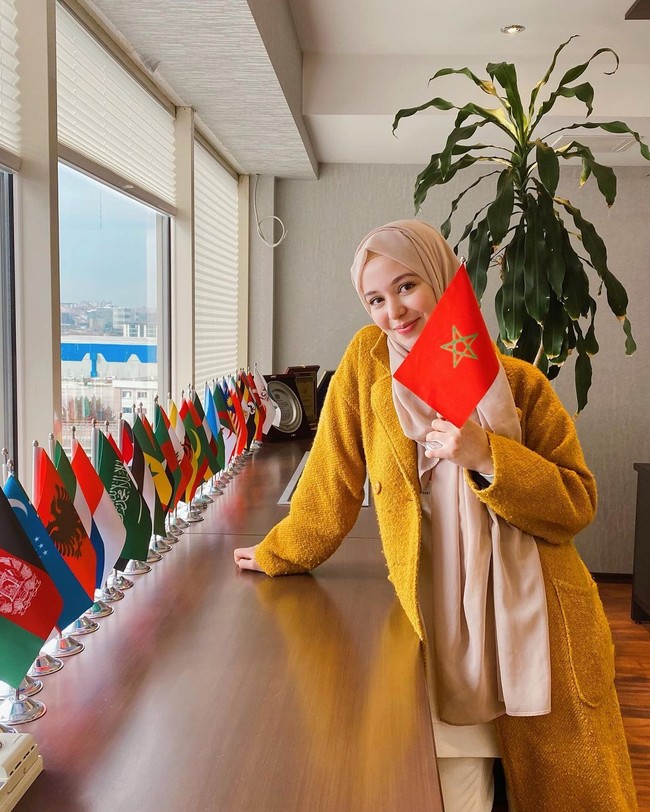 YouTuber ini dikenal dengan konten-konten traveling-nya. Hijabers tersebut sudah mengunjungi banyak di negara di benua Asia, Amerika, Eropa, hingga Afrika. Foto: Instagram @ihssanebenalluch