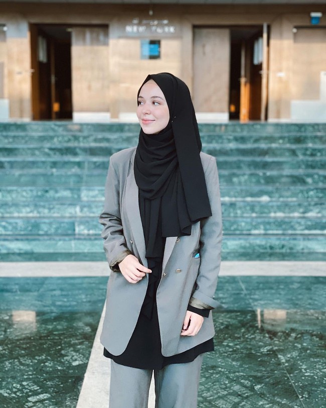 Di Instagram, Ihssane sering membagikan foto selfie dan OOTD cantik yang bisa jadi inspirasi para hijabers. Foto: Instagram @ihssanebenalluch