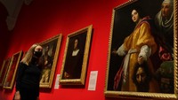 Seorang wanita melihat ke arah lukisan karya Cristofano Allori berjudul Judith With The Head of Holofernes di The Queens Gallery di London, Kamis (3/12/2020) waktu setempat.
