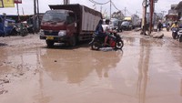 Warga sudah berulang kali meminta agar perbaikan jalan segera dilakukan namun hingga kini belum ada perbaikan.