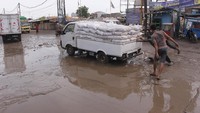Jalan Perancis sepanjang 7,5 km yang berada di Kota Tangerang dan Kabupaten Tangerang ini kembali rusak parah dan sering mengakibatkan kecelakaan serta kemacetan yang cukup panjang.