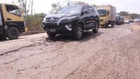 Sejumlah kendaraan melintasi Jalan Perancis, Tangerang, Jumat (4/12), yang rusak parah.