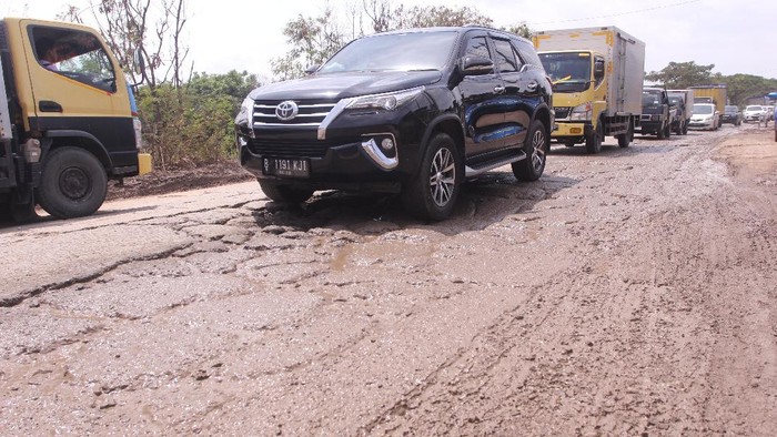 Sejumlah kendaraan melintasi Jalan Perancis, Tangerang, Jumat (4/12), yang rusak parah. Jalan Perancis sepanjang 7,5 km yang berada di Kota Tangerang dan Kabupaten Tangerang ini kembali rusak parah dan sering mengakibatkan kecelakaan serta kemacetan yang cukup panjang. Warga sudah berulang kali meminta agar perbaikan jalan segera dilakukan namun hingga kini belum ada perbaikan.