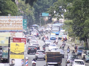 Zona Merah, Kota Bandung Ramai Dilintasi Wisatawan