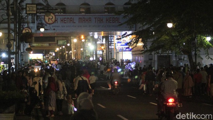 Kerumunan Massa di Alun-alun Bandung
