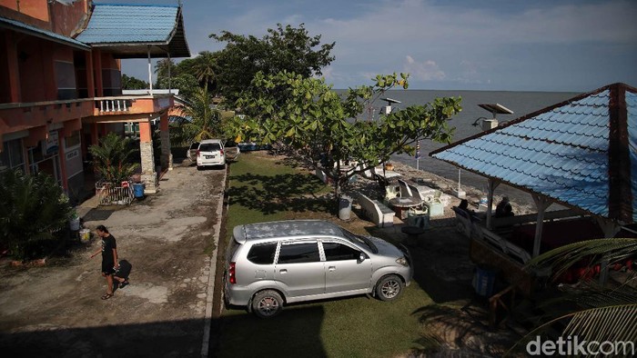 Jauh sebelum pariwisata dilirik di Pulau Rupat, seorang pensiunan guru bernama Bahtiar lebih dulu membangun penginapan di sana. Inilah kisahnya.