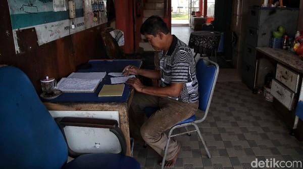 Total Bahtiar memiliki sekitar 30 kamar. Yang memiliki pendingin udara atau AC ada 17, 10 yang hanya dilengkapi kipas dan sisanya dipakai oleh Bahtiar dan keluarganya. Untuk opsi pembayaran, Bahtiar menerima uang secara tunai mau pun transfer bank. BRI pun dipakai oleh Bahtiar selaku nasabah sejak lama. Total Bahtiar memiliki sekitar 30 kamar. Yang memiliki pendingin udara atau AC ada 17, 10 yang hanya dilengkapi kipas dan sisanya dipakai oleh Bahtiar dan keluarganya. Untuk opsi pembayaran, Bahtiar menerima uang secara tunai mau pun transfer bank. BRI pun dipakai oleh Bahtiar selaku nasabah sejak lama.