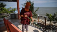 Bahtiar pun memuji kehadiran BRI yang telah membantu memudahkan usahanya, terutama dalam urusan penyimpanan uang dan pembayaran. Hanya di satu sisi, ia meminta agar BRI menghadirkan ATM di Rupat Utara. Soal harga, biaya menginap per malam kamar dengan AC di Penginapan Mutiara Pantai juga cukup terjangkau. Yakni sekitar Rp 200 ribu per malam, dengan fasilitas satu kasur dan kamar mandi dalam. Sudah termasuk breakfast dengan view menghadap pantai pasir putih. Bisa jadi rekomendasi bagi traveler.
