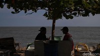 Apabila kelak traveler punya rencana berwisata di Rupat Utara dan ingin menginap di Penginapan Mutiara Pantai, bisa menghubungi Bahtiar di nomornya 081365448113.